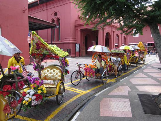 ... und dem Rathaus, vor dem die bunt geschmückten Rikshas auf Gäste warten. Abends rollen sie dann bunt erleuchtet durch die Stadt und spielen die Wunschhits ihrer Gäste, dank der aufgeschnallten Stereoanlagen und Bässe in einer Lautstärke, die jeden DJ neidisch machen würde.