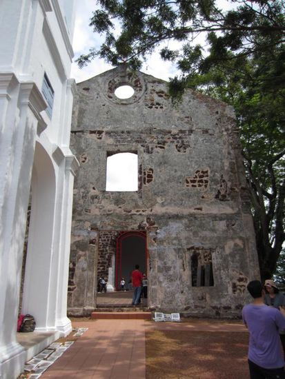 Die alten Mauern der St.Pauls Church, hoch über der Stadt.