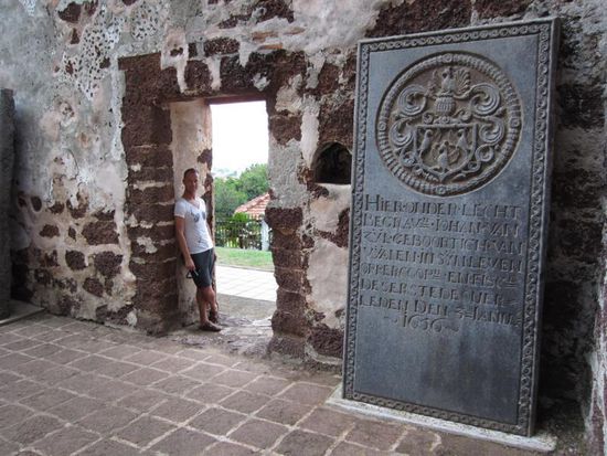 Sogar Björn haben die alten Steine gefallen, vermutlich weil die Schriften der Steinplatten auf altholländisch verfasst waren.