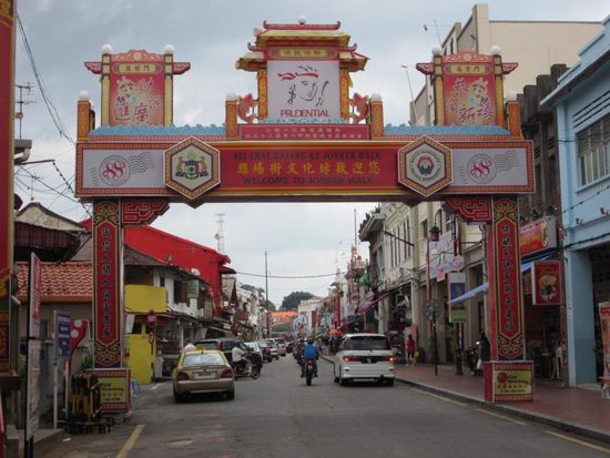 Der Jonkerwalk ist unter der Woche Einkaufstrasse und wird am Wochenende zum überfüllten Nachtmarkt.