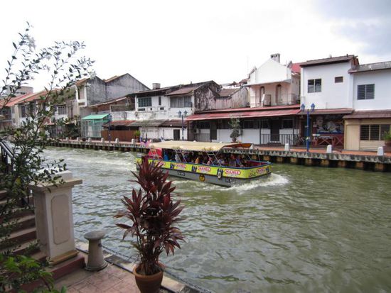 Ruhiger ist es dann am Fluss, der sehr an eine Gracht in Amsterdam erinnert...