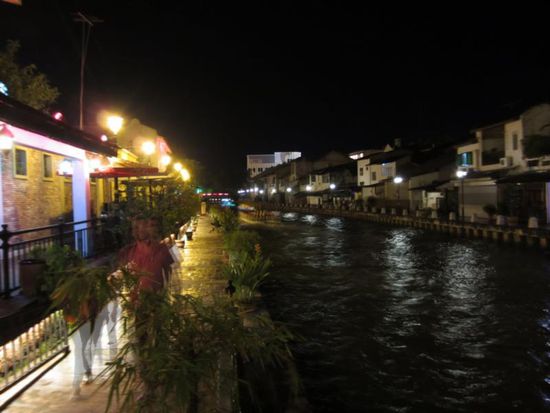 ... hier kann man abends auch lecker und recht günstig essen.