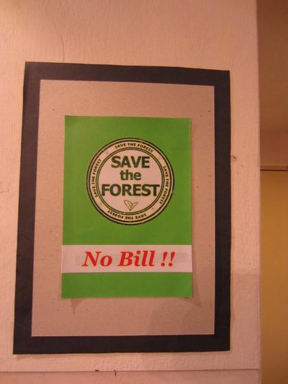 Hier noch ein Schmunzler zum Schluss: In einem Hotel fand ich diesen Hinweis, dass man dort keine Rechnung bekommt, um den Wald zu schützen 