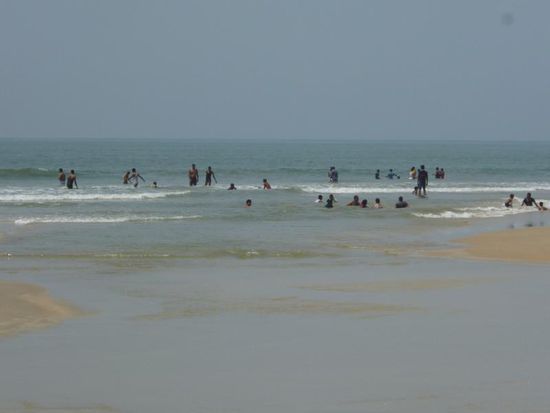 Die Inder bei der morgendlichen Reinigungszeremonie - meist mit voller Kleidung im Wasser.