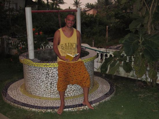 Tom beim lesen am Brunnen...