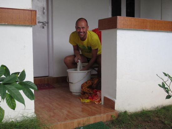 ... waehrend Bjorn gegenueber die Waesche waescht. So ist`s richtig 