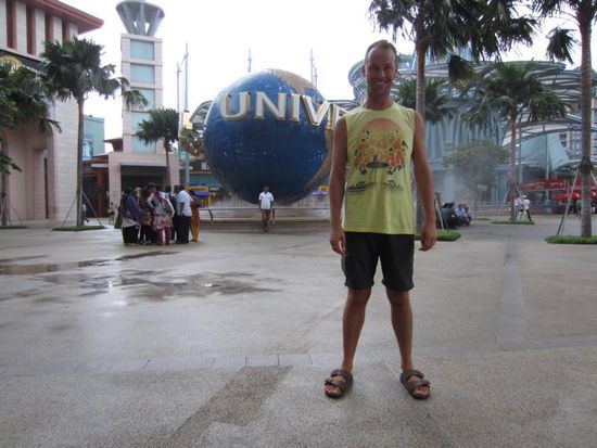 Björn vor den Universal Filmstudios, die hier aber deutlich kleiner als in den USA sind.