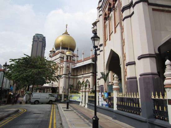 Die Sultanmoschee soll auch innen sehr schön sein, da aber wieder mal Freitag war, durften wir nicht rein - Schade