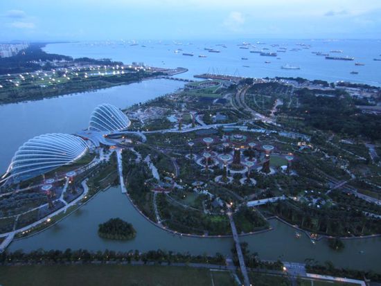 Blick vom Dach des Marina Bay Sand auf das Hafenbebiet mit zig Schiffen auf Reede...