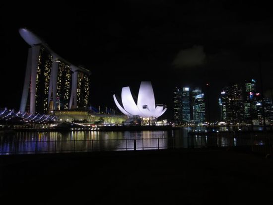 ... und von der Helixbridge aus auf alles zusammen. Das helle Konstrukt in der Mitte ist übrigens ein Museum.