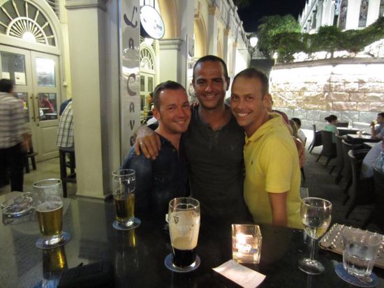 Abends haben wir dann noch Chris getroffen, der auch in Sitges lebt und gerade als Flugbegleiter in Singapur war. Es war schön, mal einen alten Freund zu treffen und Neues aus der alten Heimat zu hören.