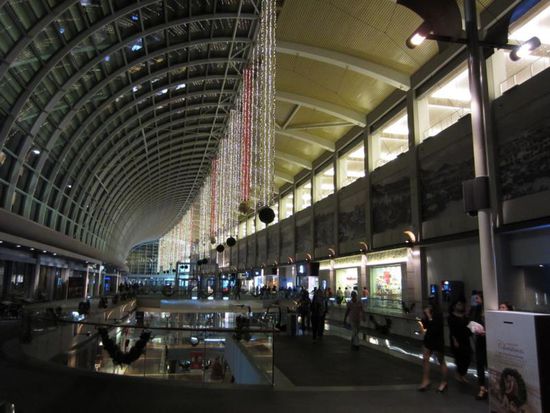 Der ganze Komplex ist riesig und vereint neben dem Hotel noch einige Restaurants, ein Museum und zahllose Geschäfte aller Luxusmarken der Welt.