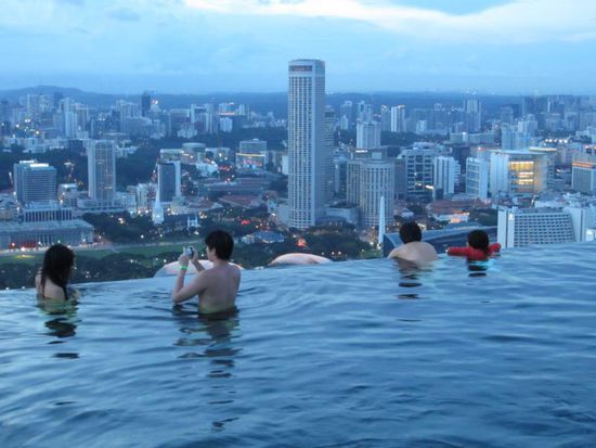 Die Sensation war aber der Pool, der bis an den Rand des Daches ging.