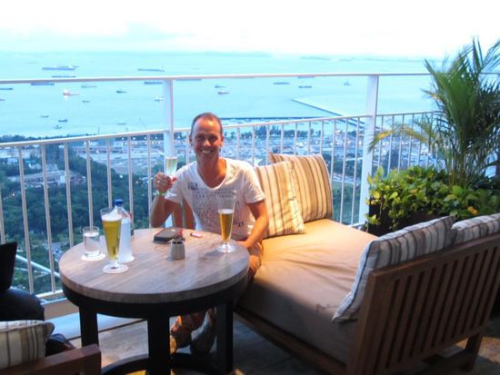 ... ein bei einem Drink den wundervollen Ausblick bus zum Anbruch der Dunkelheit geniessen!
Nochmals DANKE an alle edlen Spender!! Solchen Luxus werden wir sicher den Rest der Reise nicht mehr haben.