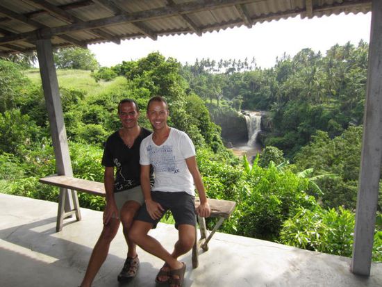 Kurzer Stopp an einem Wasserfall, der aber nicht so beeindruckend war, da haben wir schönere in Malaysia gesehen.