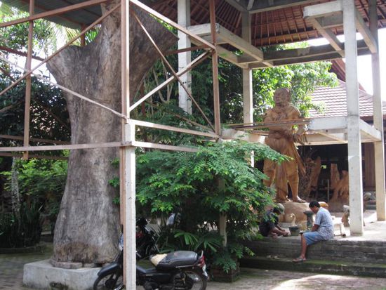 Bei den Holzkünstlern: Vorne sieht man den Baumrohling und dahinter eine fast fertige Statue.