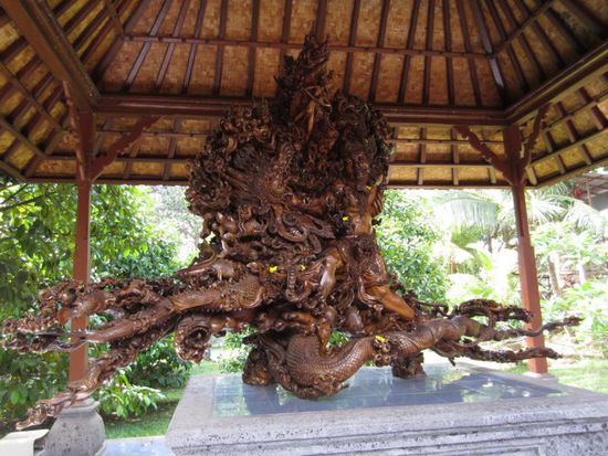 Dieses Meisterwerk wurde aus einer Wurzel gemacht und hat fast 2 Jahre gedauert.