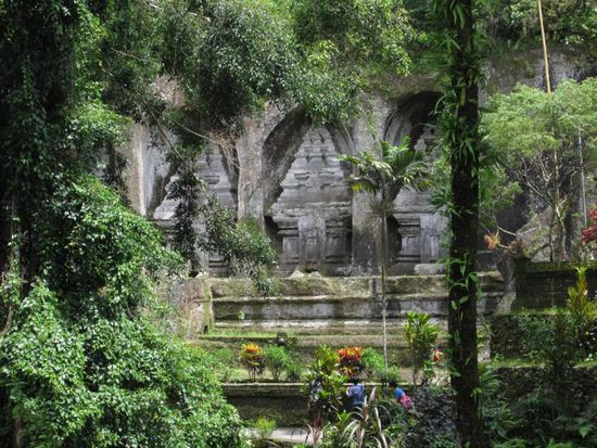 Im alten Hindutempel ...