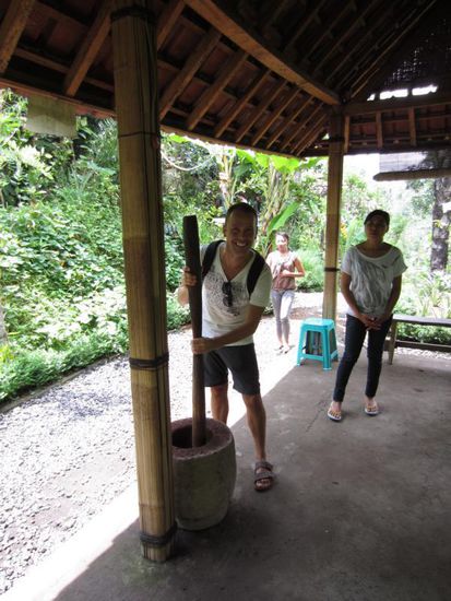 ... und Björn hat sich gleich als Kaffeestampfer nützlich gemacht. Als Lohn gab es dann eine Verkostung.