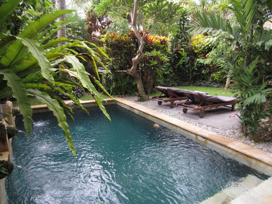 ... mit dem Pool direkt davor...