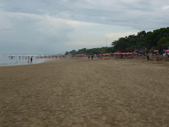 Der Strand von Seminyak - breit, aber es gibt schönere Strände. Wenigstens ist es hier recht ruhig...