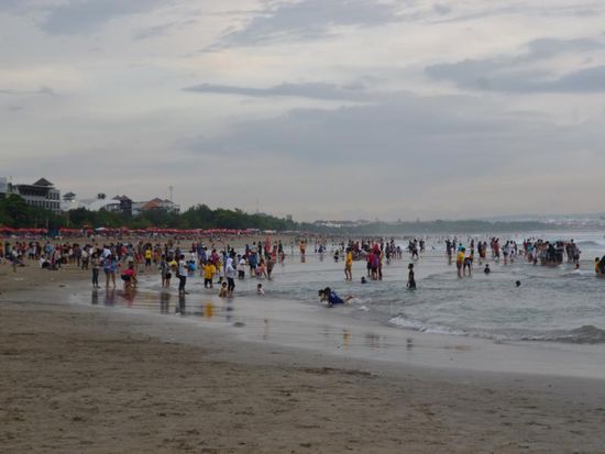... während sich 2 km weiter in Kuta die Massen tummeln.