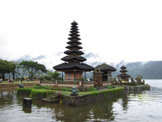 Der wunderschöne Tempel am Bratan-See mit den wolkenverhangenen Bergen im Hintergrund.