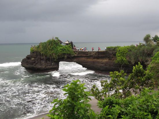 Am Tempel in Tanah Lot. Eigentlich gibt es hier tolle Sonnenuntergänge, aber der graue Hintergrund hatte auch was.