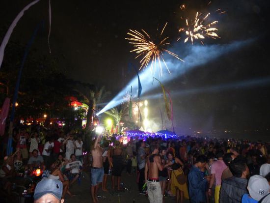 Das neue Jahr wurde dann mit Feuerwerken und Lasershow begrüßt...