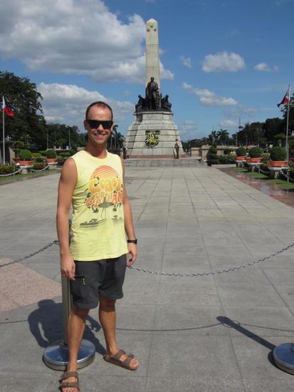 Björn am Rizal Denkmal im gleichnamigen Park, der aber etwas kalt und steril auf uns wirkte.