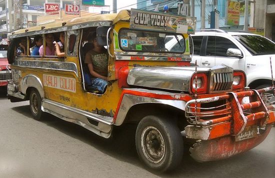 Das Hauptverkehrsmittel der Philippinen ist aber der Jeepney.