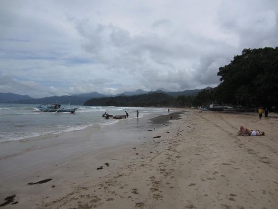 Der Strand von Sabang. Leider war es am 2. Tag grau - bei Sonne ist es aber wirklich ein Traumstrand.