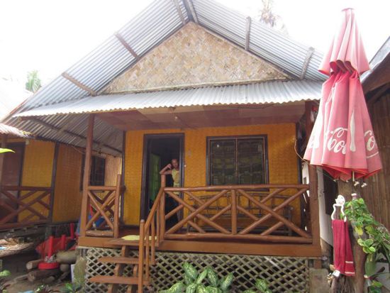 Und das war unsere "Traumhütte" - Björn zeigt mit dem Daumen nach unten, keine Nacht länger hier 