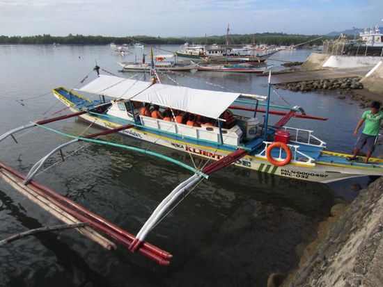 Mit diesem Auslegerboot startete der Ausflug in die Hondabay...