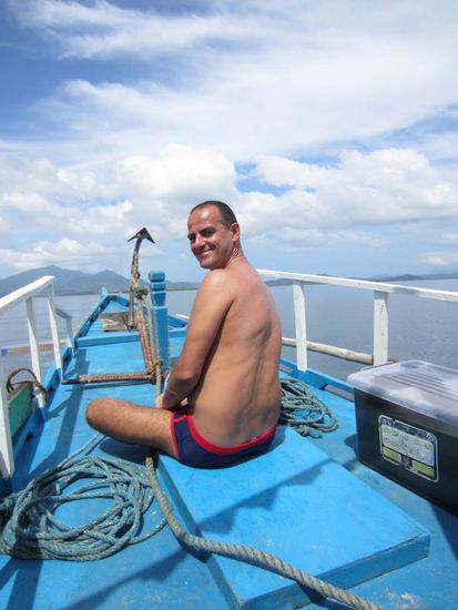 Auf dem Weg zur nächsten Insel - ich, wie immer auf Booten, an meinem Lieblingsplatz im Bug.