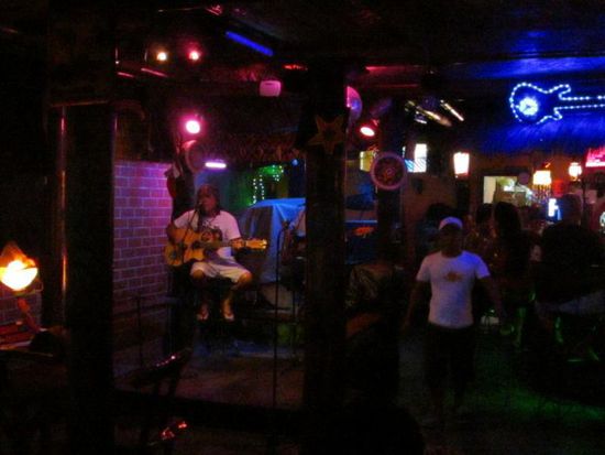 Zurück in Puerto Princesa verbrachten wir die Abende meist in der Katabom-Bar bei Livemusik...
