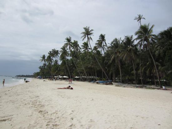 Alona Beach - endlich ein Traumstrand mit wenig Menschen und trotzdem einer schönen Unterkunft. Also, geht doch 