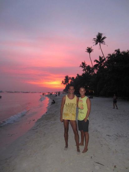 Mit einem letzten phantastischen Sonnenuntergang verabschieden wir uns vom Alona Beach, den Philippinen und von Asien.