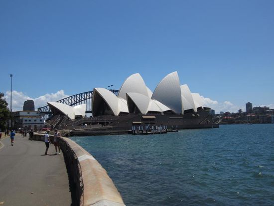 Das ist die Rückseite des Opera Houses. Jetzt kann man sich auch gut vorstellen, warum einer der Spitznamen des Gebäudes "Nonnenhütte" ist 