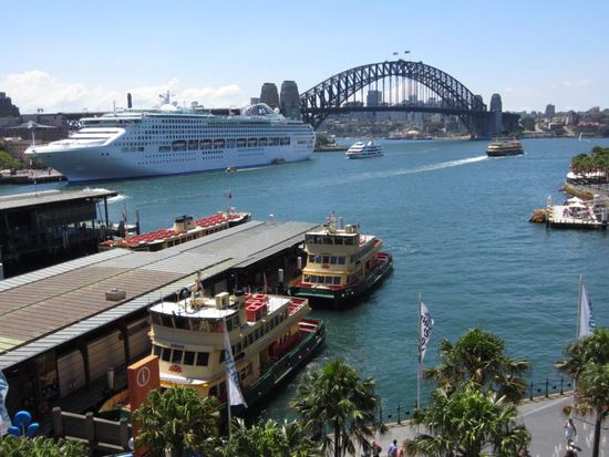 Der Circular Quay, an dem die Fähren zu den nördlichen Stadtteilen abfahren - oft legen hier auch Kreuzfahrer an.