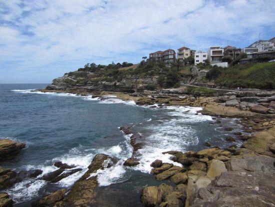 Zum Glück gibt es nur ein paar Meter weiter einen schönen Weg an der Küste entlang...