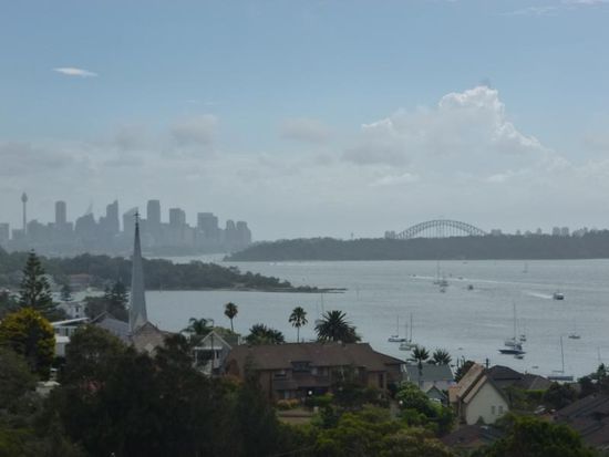 Und wenn man sich umdreht, sieht man die Skyline Sydney´s im Dunst.