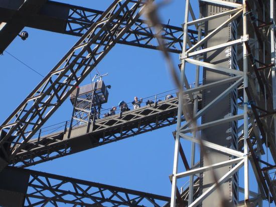 Ganz Mutige können übrigens auch angeschnallt oben über den Bogen der Harbour-Bridge laufen - der Spaß kostet allerdings 180 $.