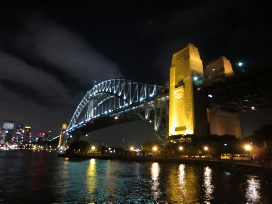 Mit 2 Nachtaufnahmen verabschieden wir uns erstmal von Sydney - natürlich nochmal die Harbour-Bridge...