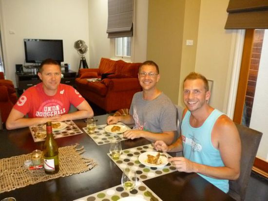 und hinterher gemeinsam mit seinen Freunden ein leckeres indisches 3-Gänge Menü verdrückt. 