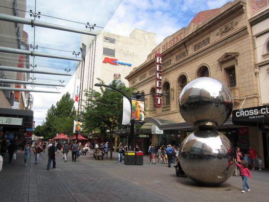 Die Einkaufsmeile Rundle Mall sieht aus wie jede andere Fußgängerzone und könnte auch gut irgendwo in Deutschland sein.