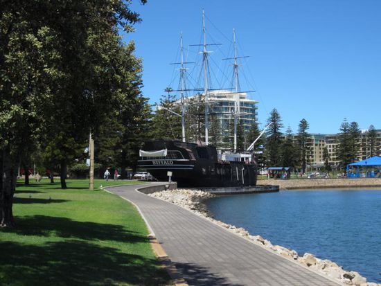 Ein paar km westwärts vom Zentrum liegt Glenelg, der Küstenvorort der Stadt...