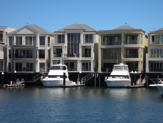 Wer hier eine Strandvilla besitzt, kann ohne das Haus zu verlassen seine Yacht besteigen - fast schon ein wenig dekadent, oder?  