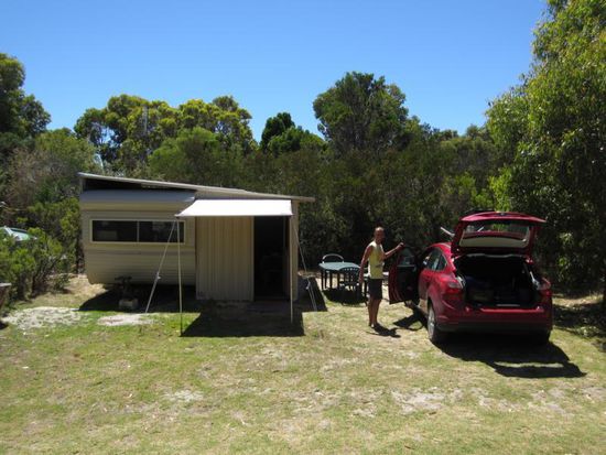 ... und gleich dahinter unser erster Halt im Caravanpark. Der Wohnwagen war echt ok, nur nachts wurde es drinnen saukalt 