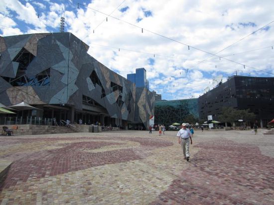 Im Zentrum liegt der moderne, aber steril wirkende Federation Square...